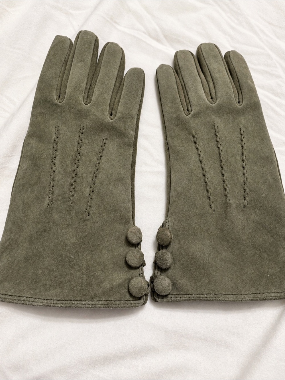 Merona Sage Green Genuine Suede Gloves Button Detail Lined Small
Quiet Luxury